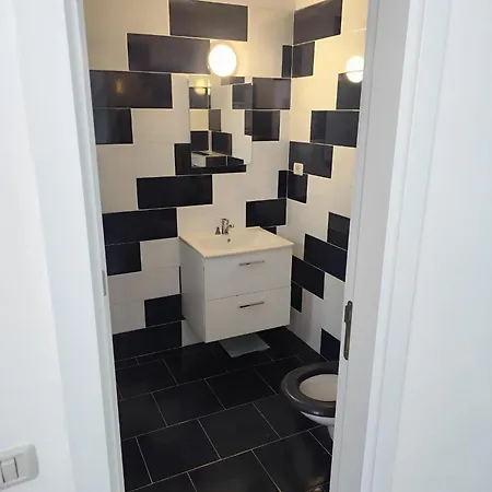 Spacious 2-bedroom Near Dragonul Rosu 아파트